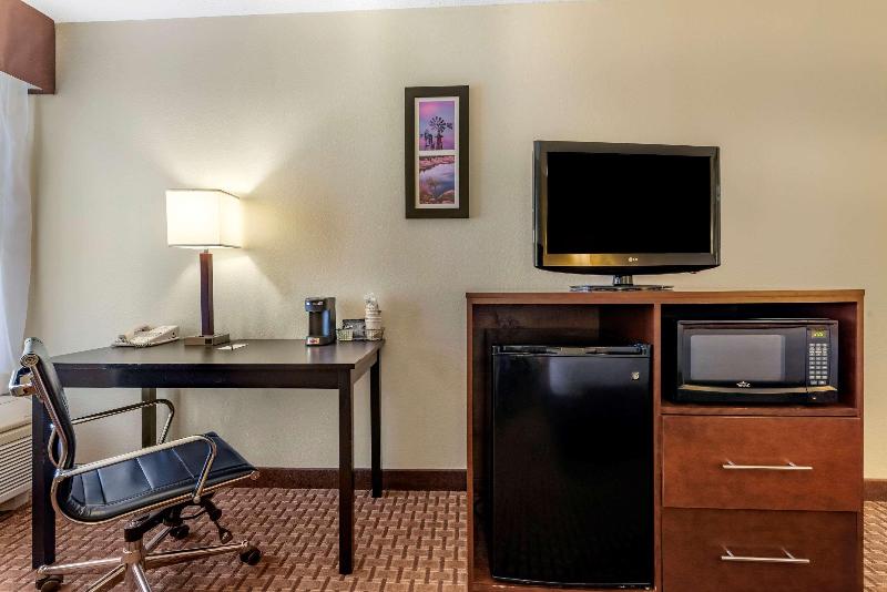 Comfort Inn & Suites Warsaw Area image