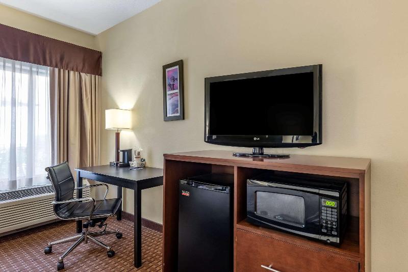 Comfort Inn & Suites Warsaw Area image
