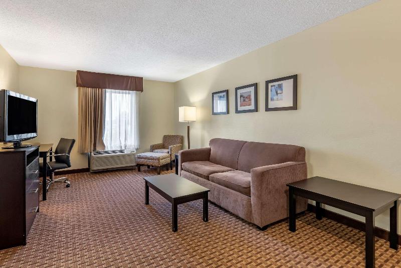 Comfort Inn & Suites Warsaw Area image