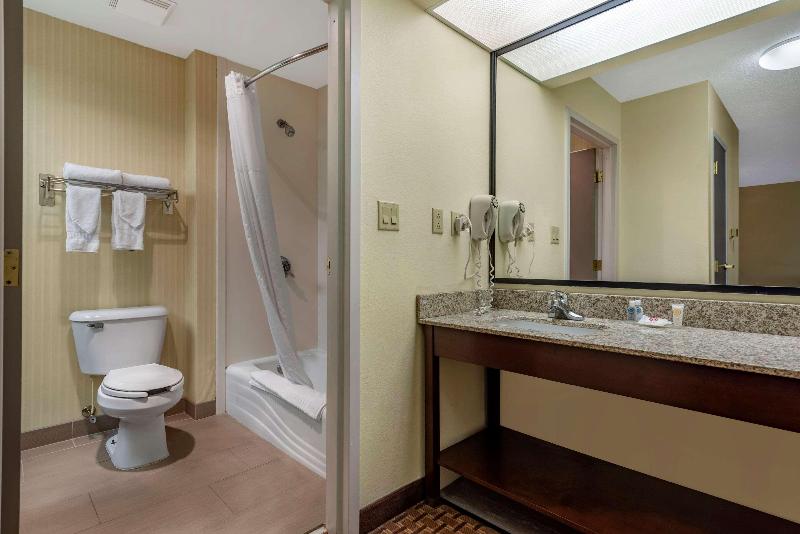 Comfort Inn & Suites Warsaw Area image
