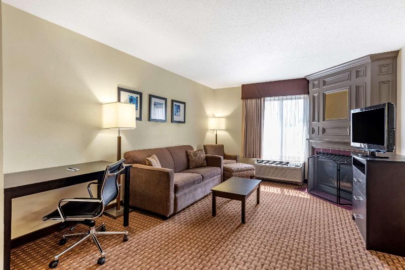 Comfort Inn & Suites Warsaw Area image