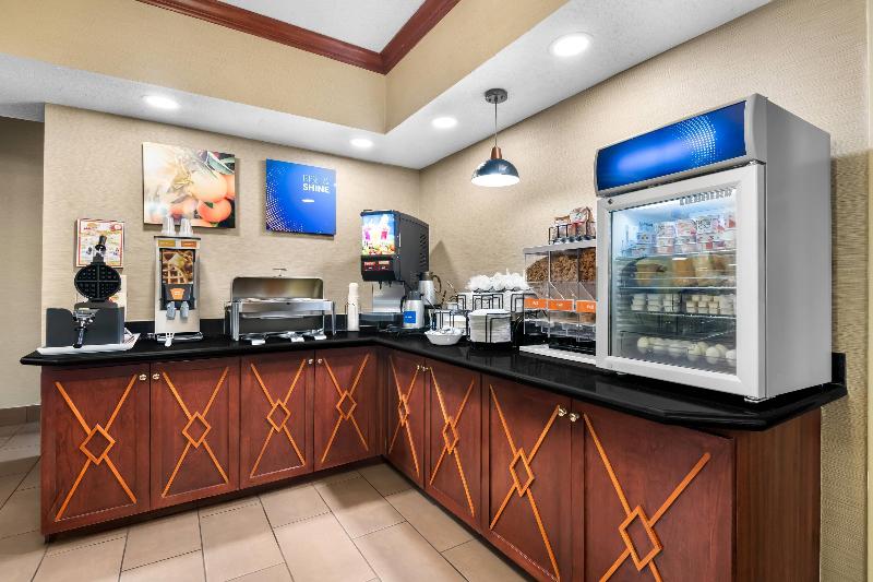 Comfort Inn & Suites Chesapeake Bay image