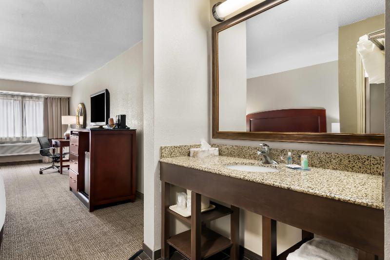 Comfort Inn & Suites Chesapeake Bay image