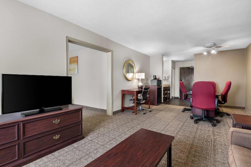 Comfort Inn & Suites Chesapeake Bay image