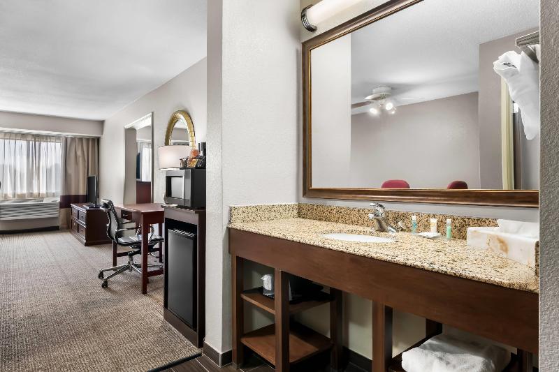 Comfort Inn & Suites Chesapeake Bay image