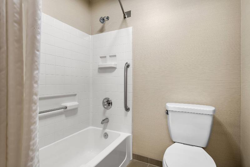 Comfort Inn & Suites Chesapeake Bay image