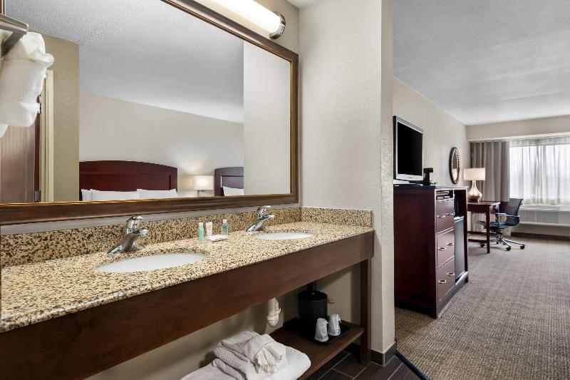 Comfort Inn & Suites Chesapeake Bay image