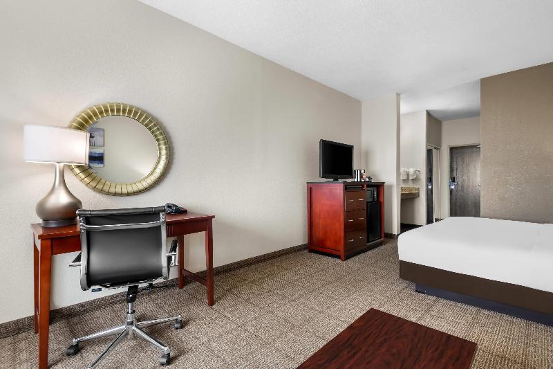 Comfort Inn & Suites Chesapeake Bay image