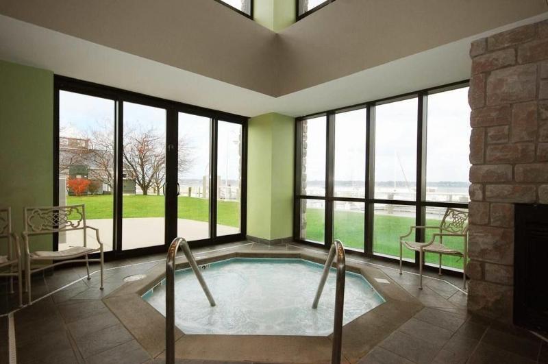Shoreline Inn & Conference Center, an Ascend Colle image