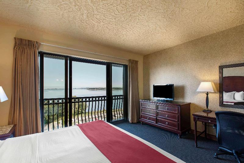 Shoreline Inn & Conference Center, an Ascend Colle image