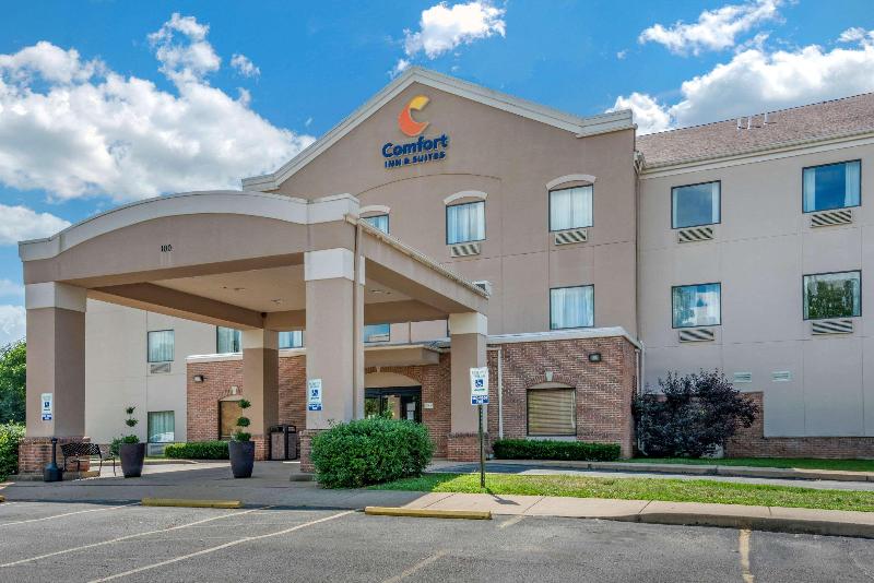 Comfort Inn & Suites O'Fallon Area image
