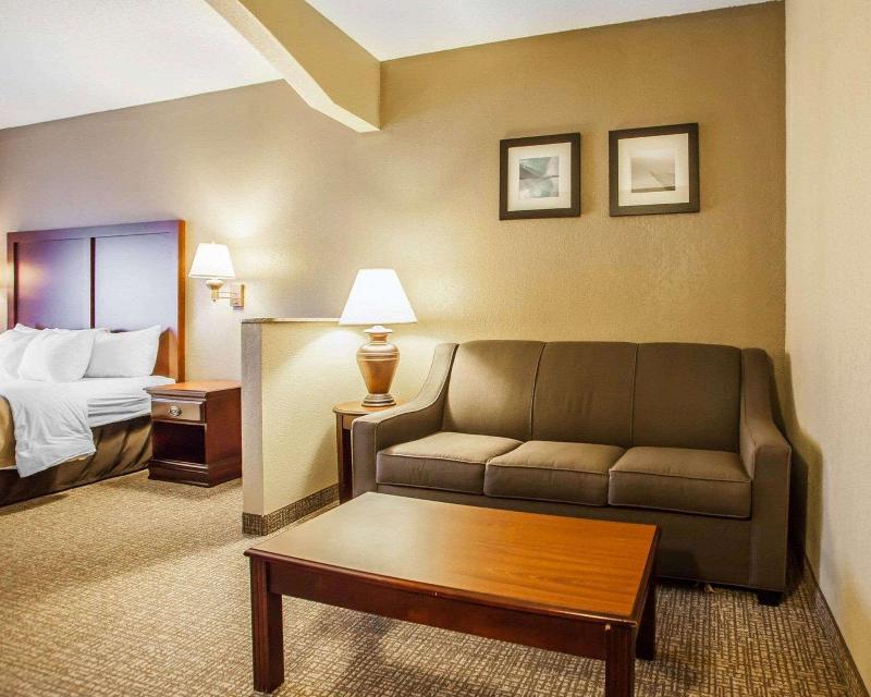 Comfort Inn & Suites O'Fallon Area image