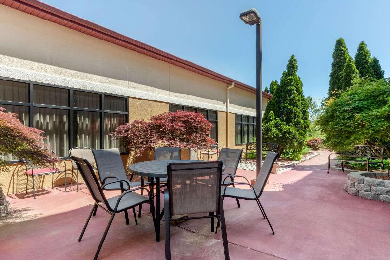 Comfort Suites Historic Route 66 image