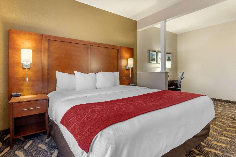 Comfort Suites Historic Route 66 image