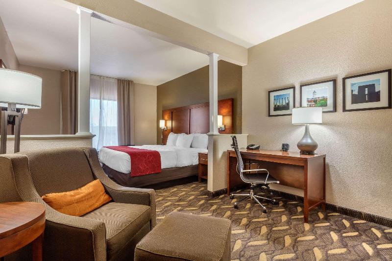 Comfort Suites Historic Route 66 image