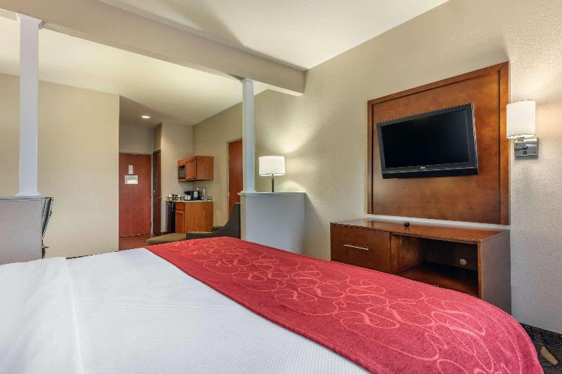 Comfort Suites Historic Route 66 image