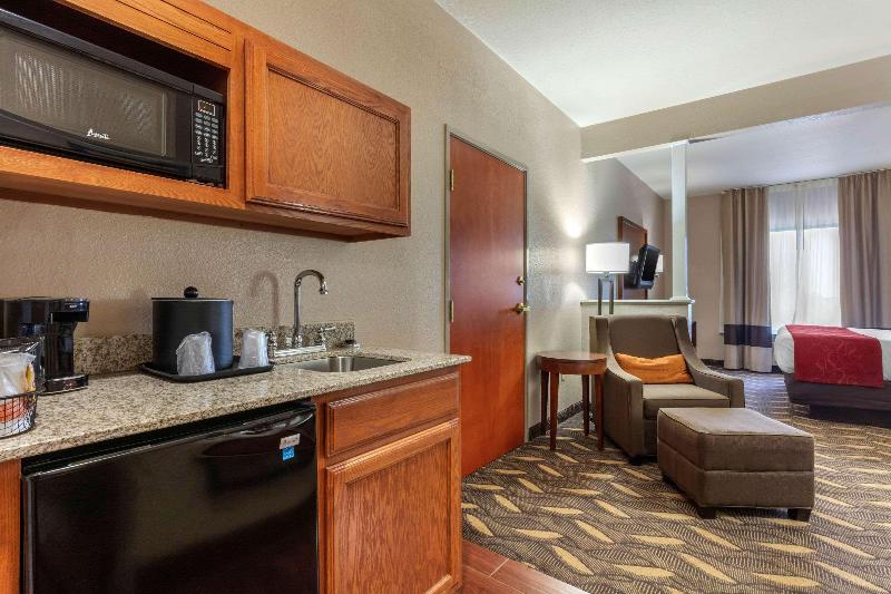 Comfort Suites Historic Route 66 image