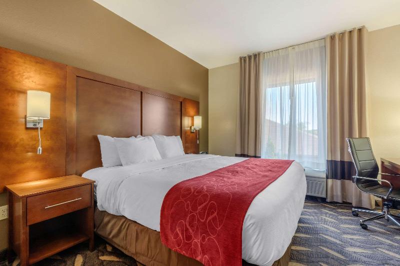 Comfort Suites Historic Route 66 image