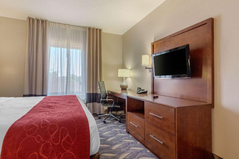 Comfort Suites Historic Route 66 image