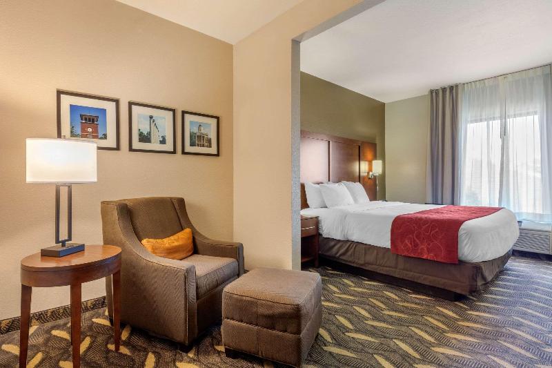 Comfort Suites Historic Route 66 image