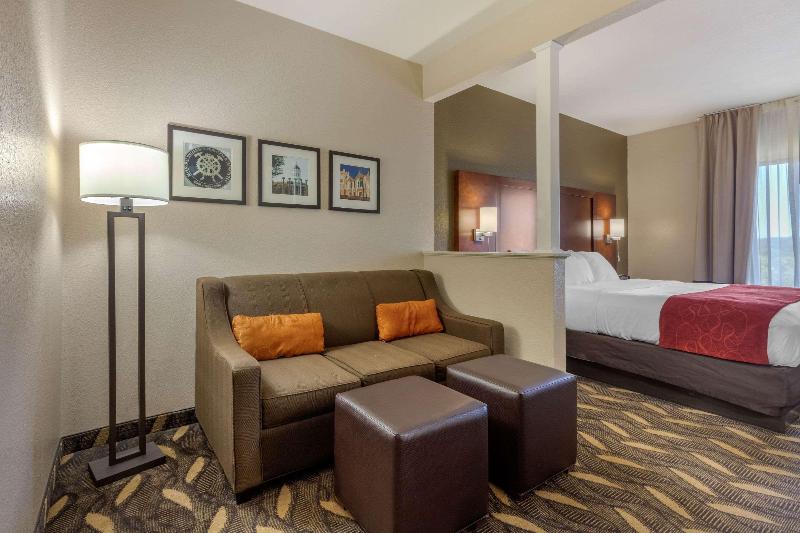 Comfort Suites Historic Route 66 image