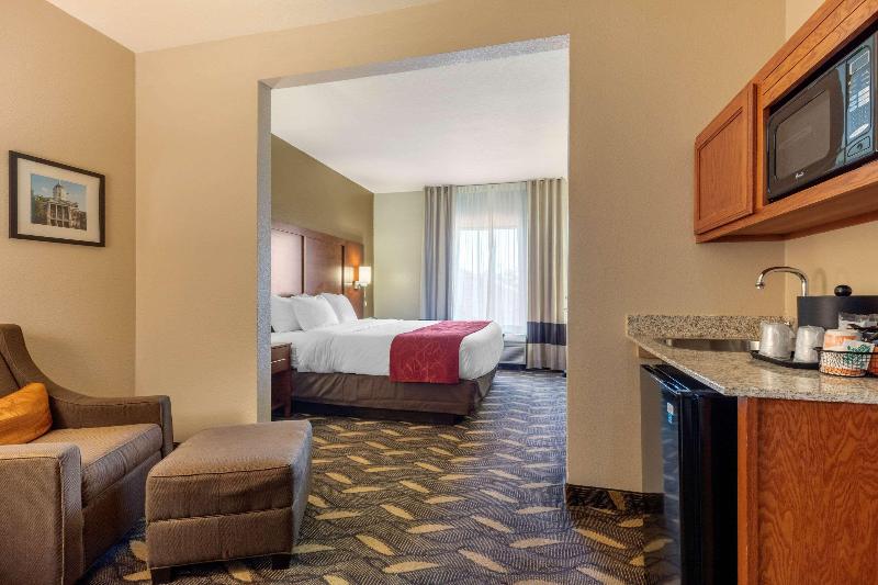 Comfort Suites Historic Route 66 image