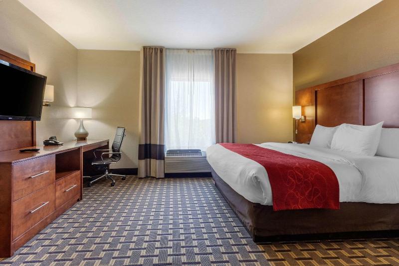 Comfort Suites Historic Route 66 image