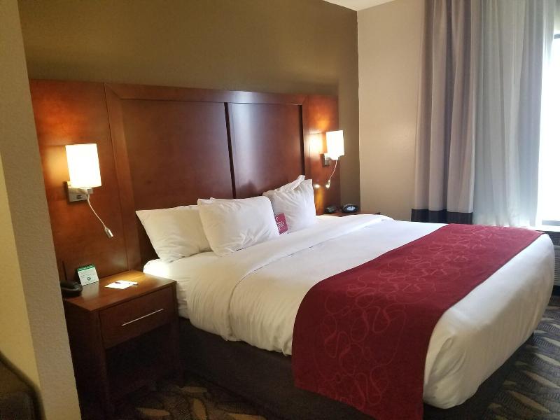 Comfort Suites Historic Route 66 image