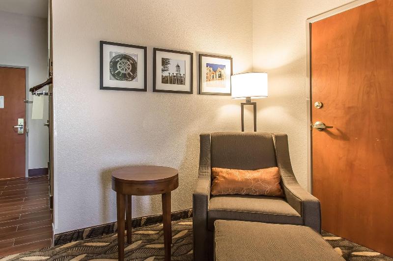 Comfort Suites Historic Route 66 image