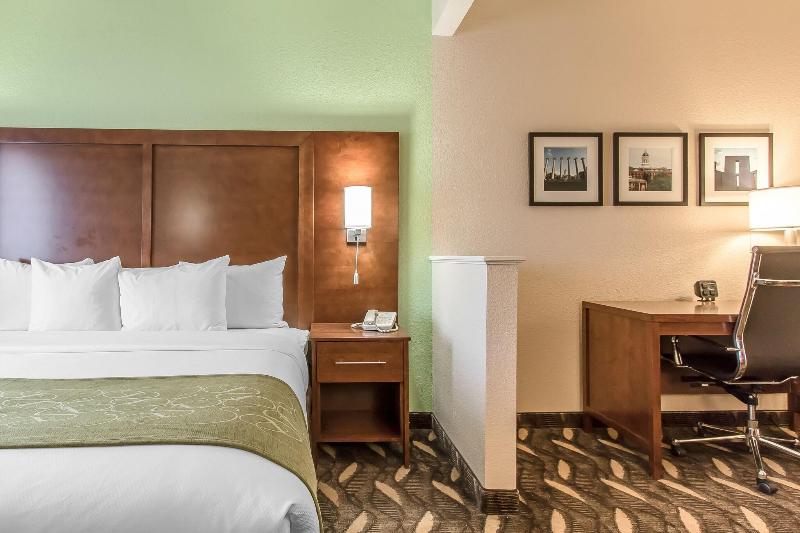 Comfort Suites Historic Route 66 image