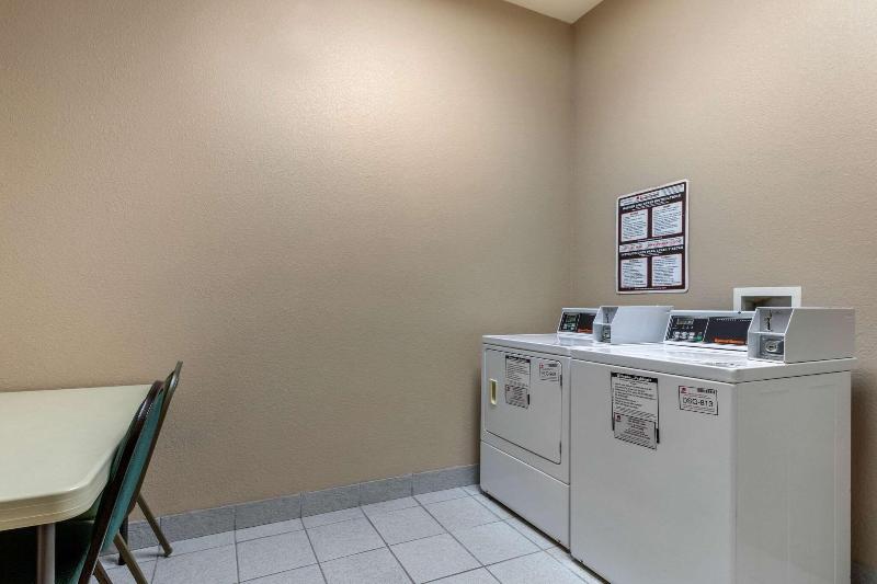 Comfort Suites Historic Route 66 image