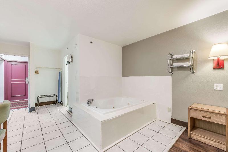 Econo Lodge Truman Inn image