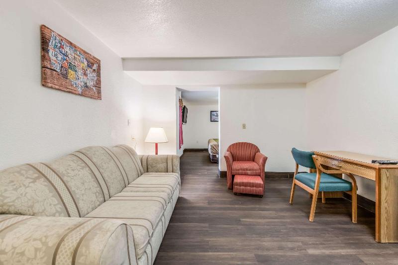 Econo Lodge Truman Inn image 2