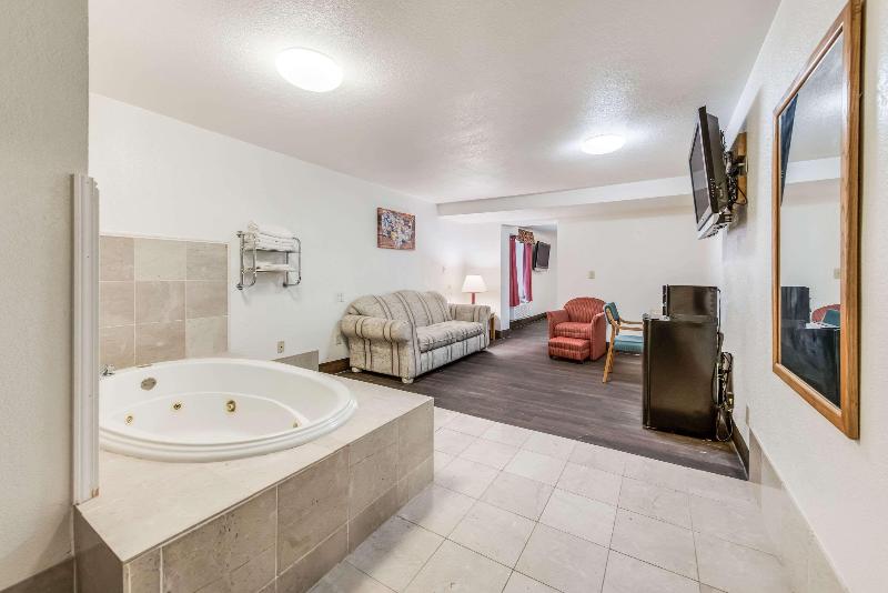Econo Lodge Truman Inn image