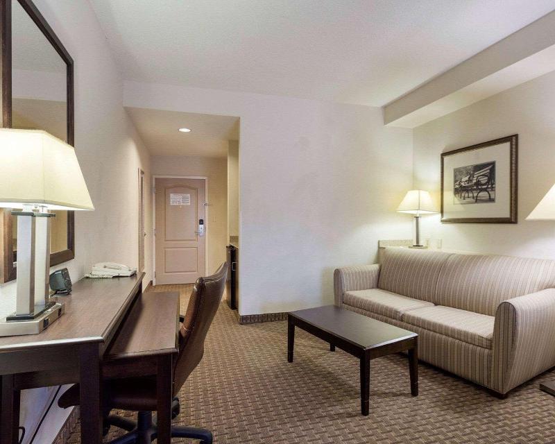 Comfort Suites Olive Branch West image