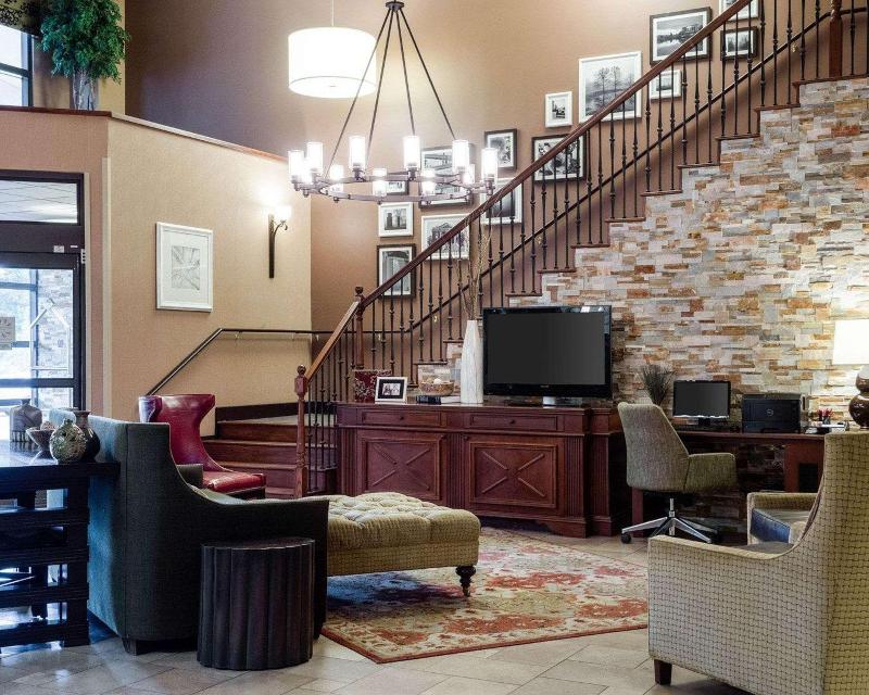 Comfort Suites Starkville image