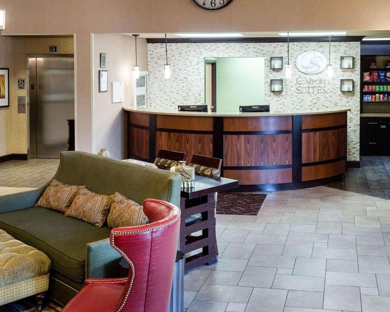 Comfort Suites Starkville image