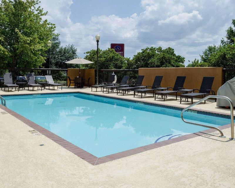 Comfort Suites Starkville image