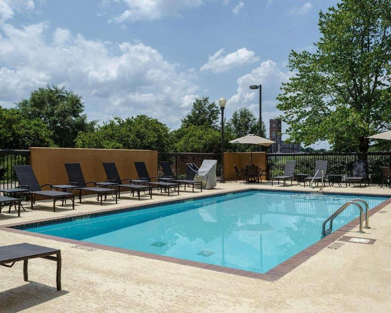 Comfort Suites Starkville image