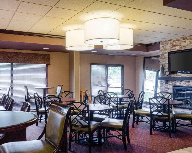 Comfort Suites Starkville image