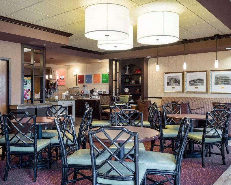 Comfort Suites Starkville image