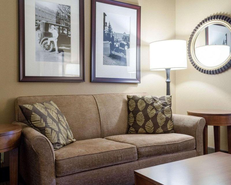 Comfort Suites Starkville image