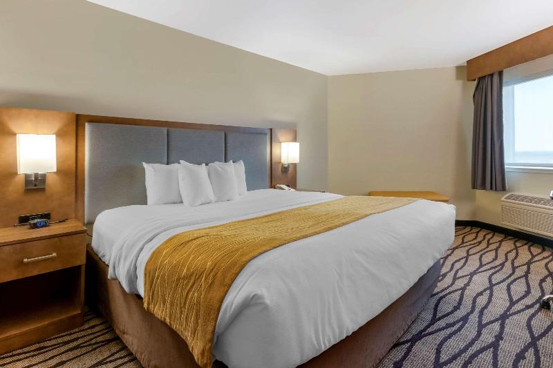 Comfort Inn & Suites Market - Airport image