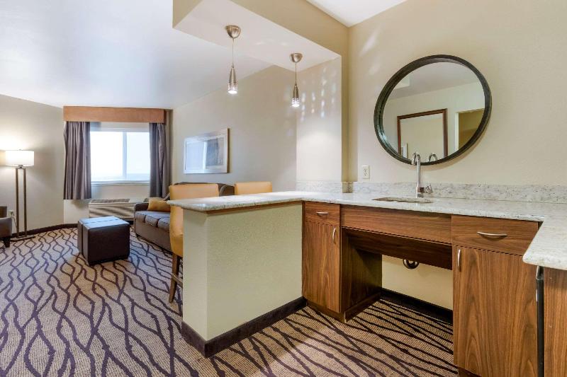 Comfort Inn & Suites Market - Airport image