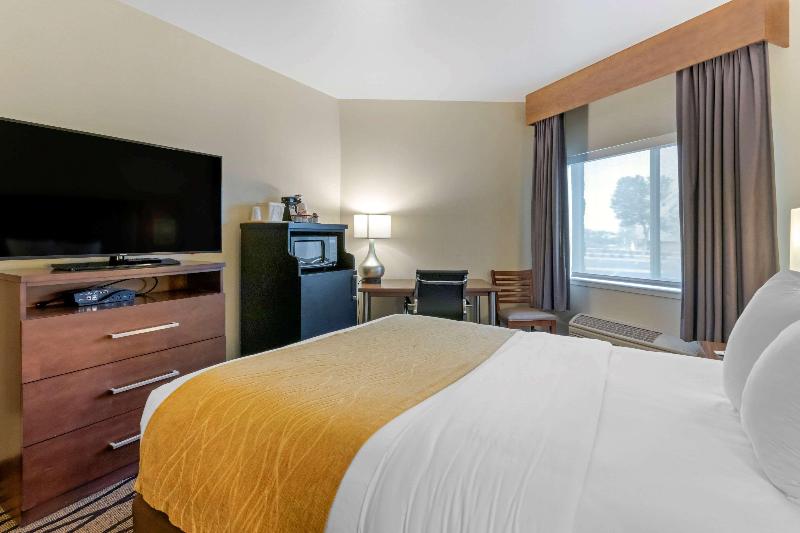 Comfort Inn & Suites Market - Airport image