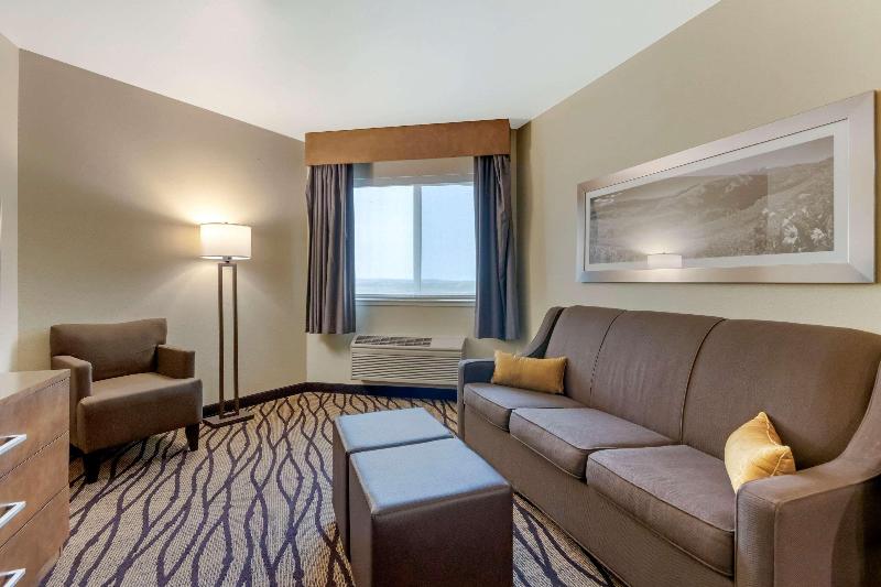 Comfort Inn & Suites Market - Airport image