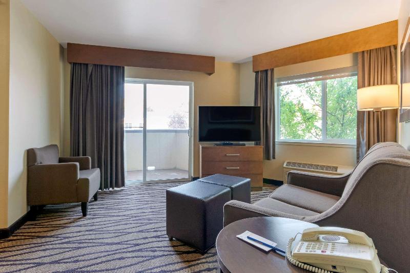 Comfort Inn & Suites Market - Airport image