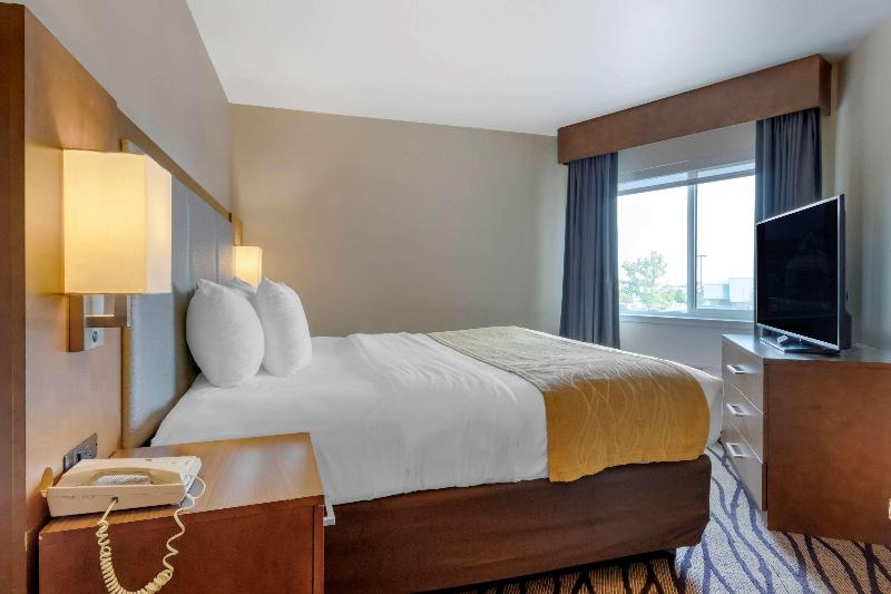 Comfort Inn & Suites Market - Airport image