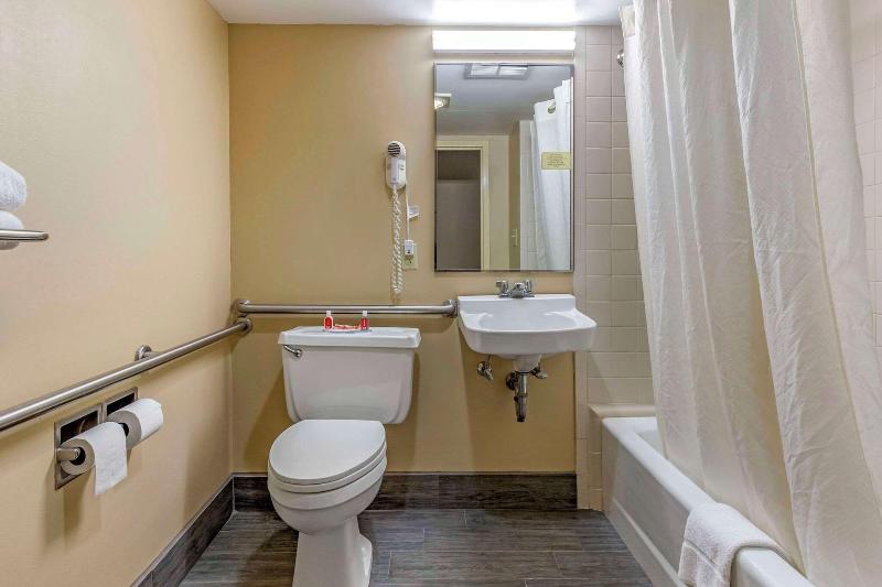 Econo Lodge & Suites Southern Pines image