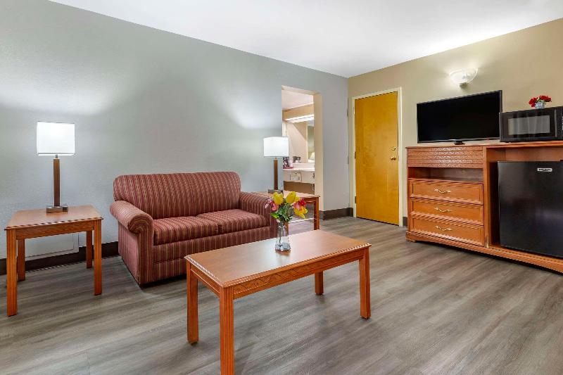 Econo Lodge & Suites Southern Pines image